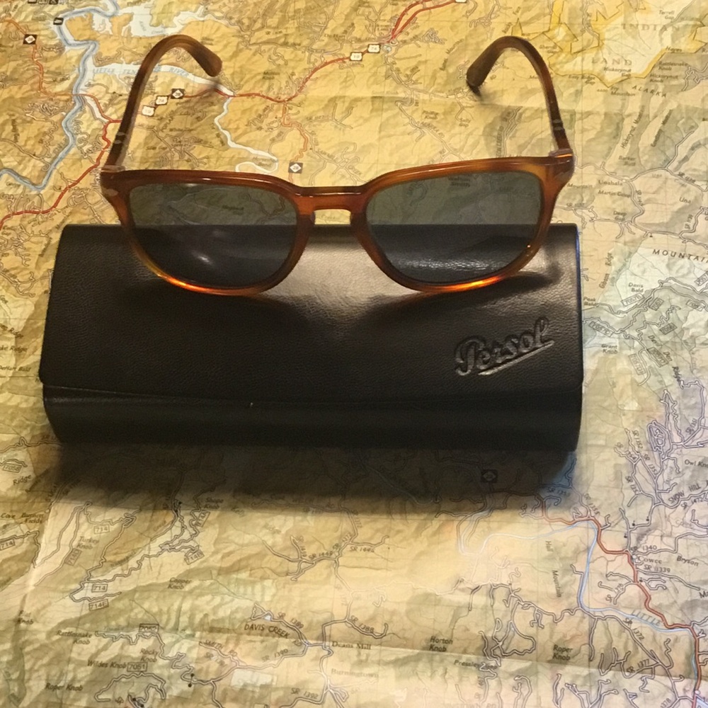 Persol polarized sunglasses
Like new.
Handmade in Italy
Terra DI Sienna
2931-S